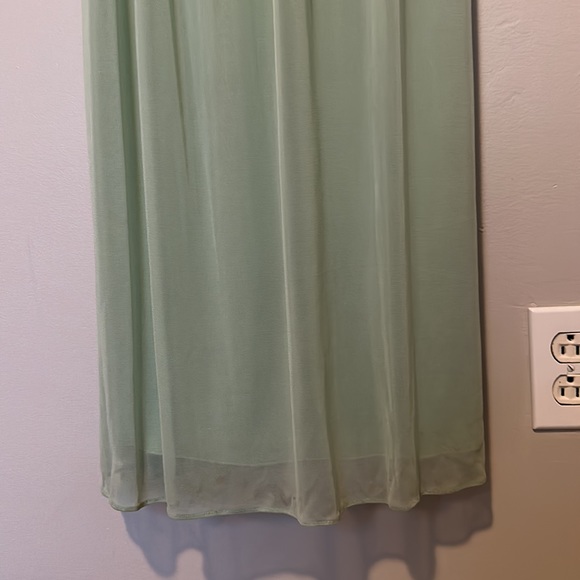 David’s Bridal Bridesmaid Dress meadow green size 2 light and flowy - Picture 4 of 12